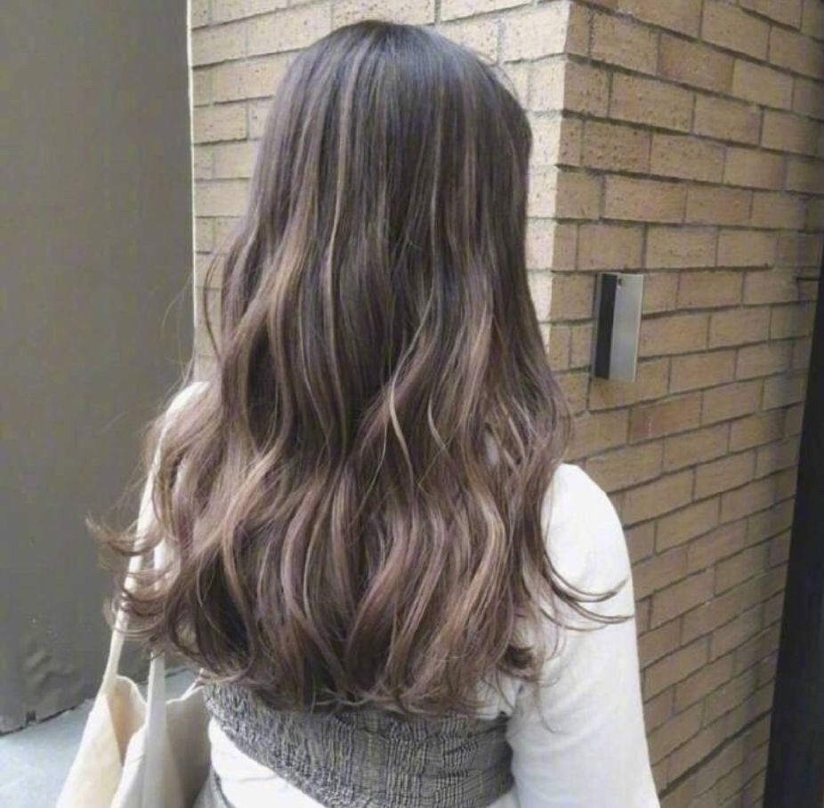 18款中长卷发发型图片_最流行女人味发型 15