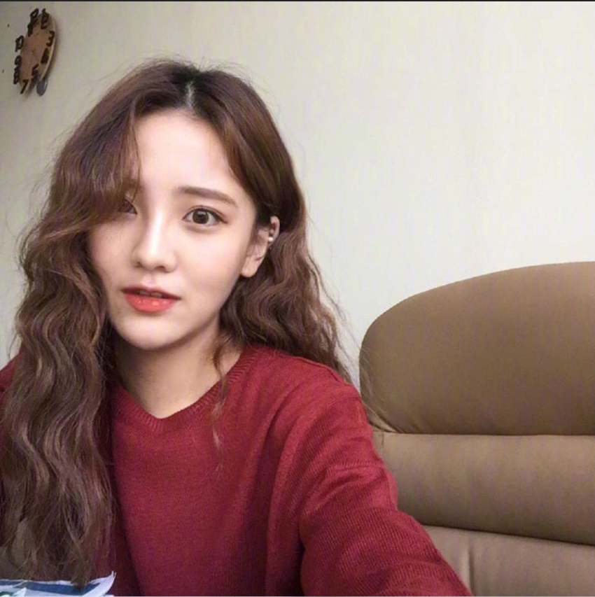 圆脸美女自拍_圆脸适合发型蛋卷头发型图片 4