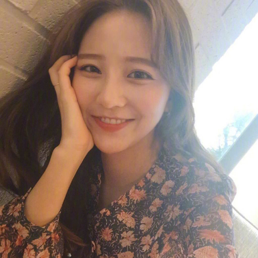 圆脸美女自拍_圆脸适合发型蛋卷头发型图片 7