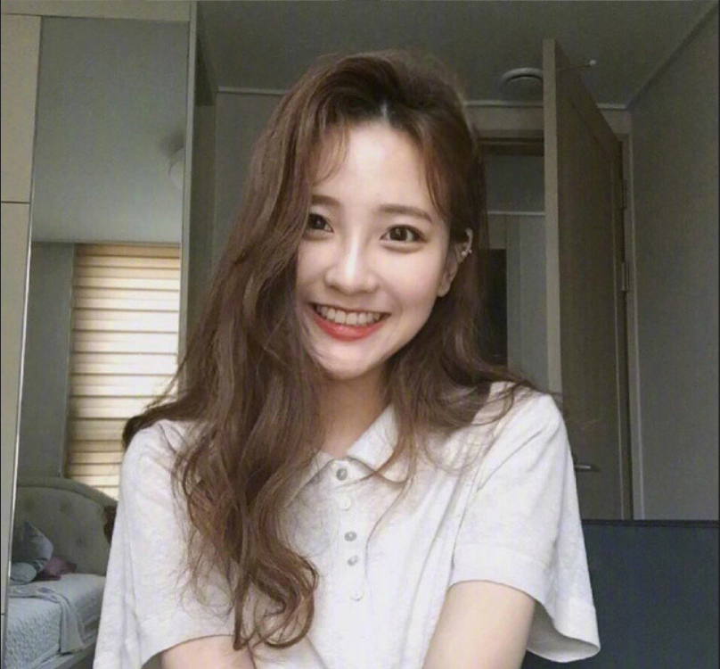 圆脸美女自拍_圆脸适合发型蛋卷头发型图片 11