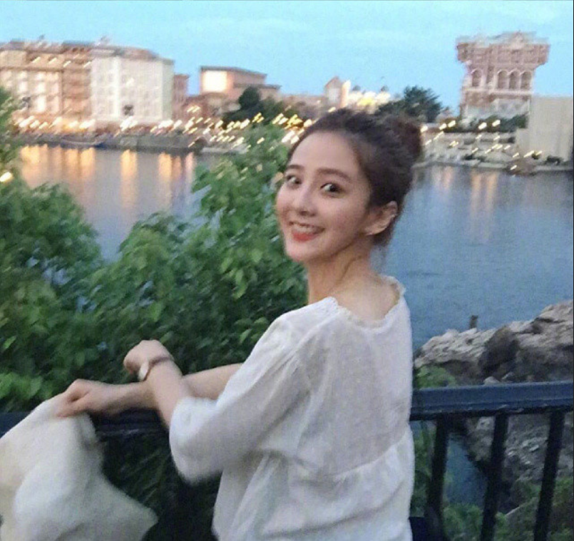 圆脸美女自拍_圆脸适合发型蛋卷头发型图片 23