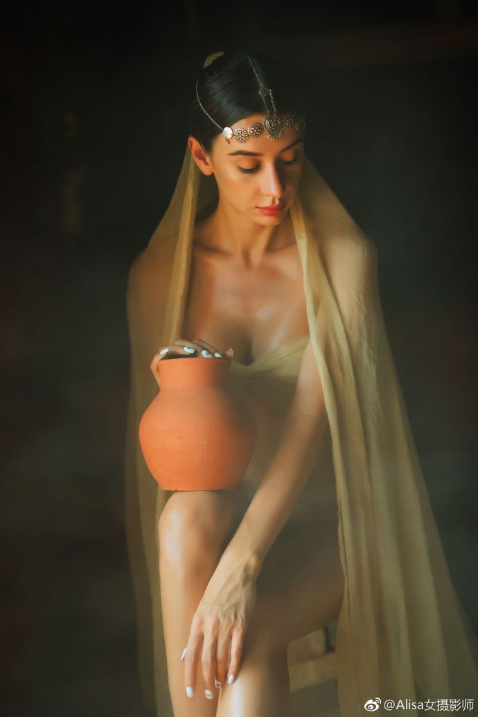 外国美女陶艺纱裙性感图库