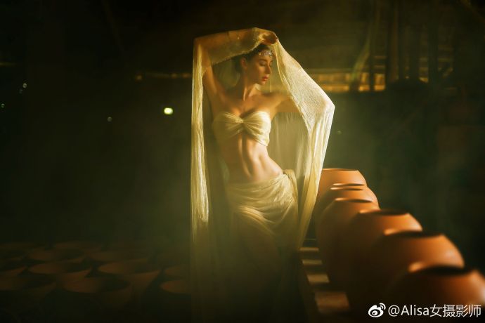 外国美女陶艺纱裙性感图库 3