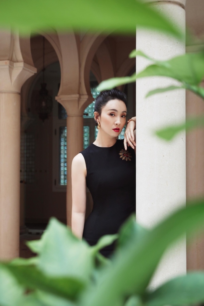 陶虹图片_无锡美女明星陶虹黑色裙装搭配丸子头 2