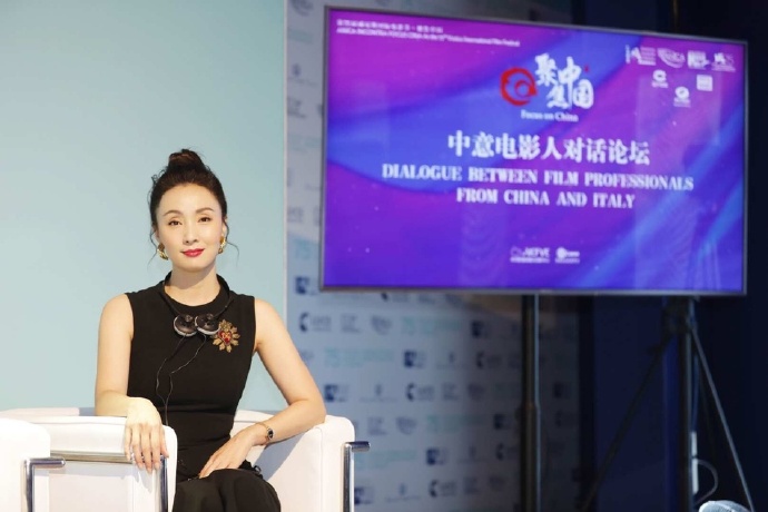 陶虹图片_无锡美女明星陶虹黑色裙装搭配丸子头 5