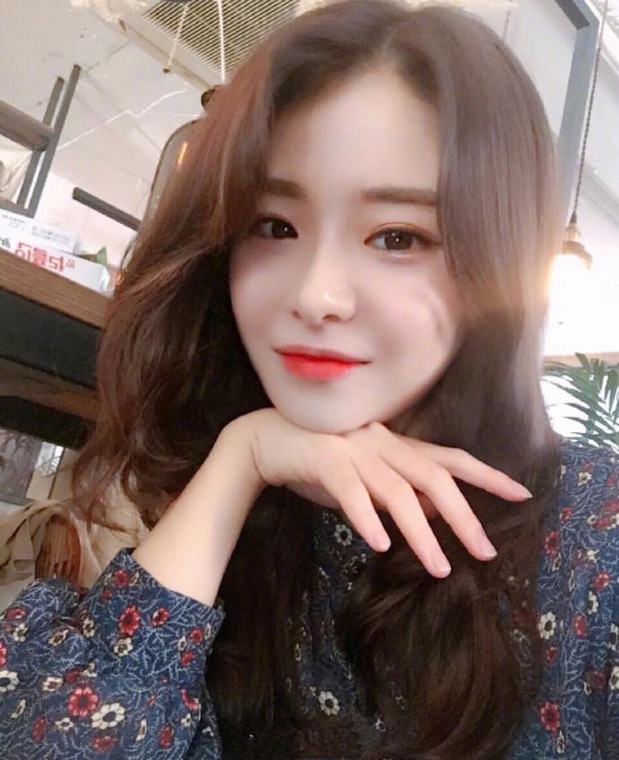 甜美又不失女人味的中长波浪卷发美女自拍照