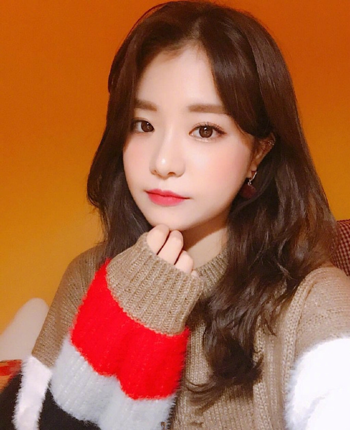 甜美又不失女人味的中长波浪卷发美女自拍照