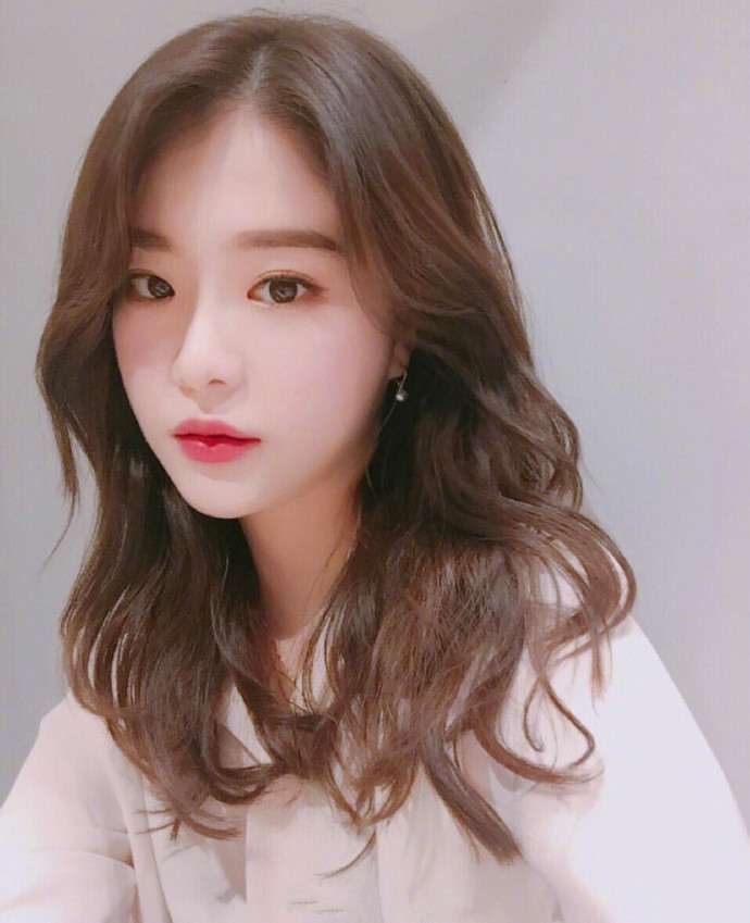 甜美又不失女人味的中长波浪卷发美女自拍照 4
