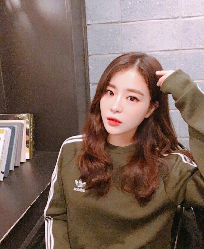 甜美又不失女人味的中长波浪卷发美女自拍照 7