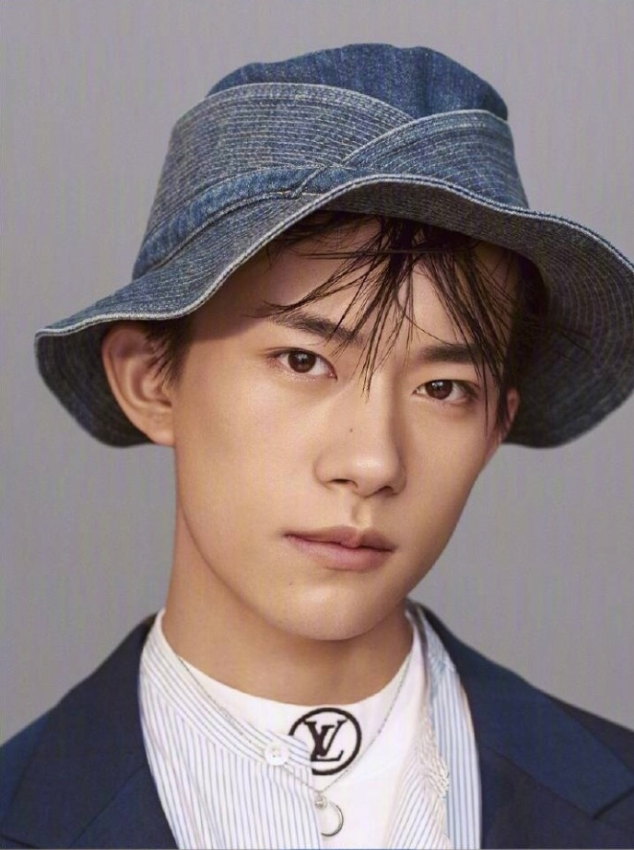 中国男团tfboys成员易烊千玺照片 4