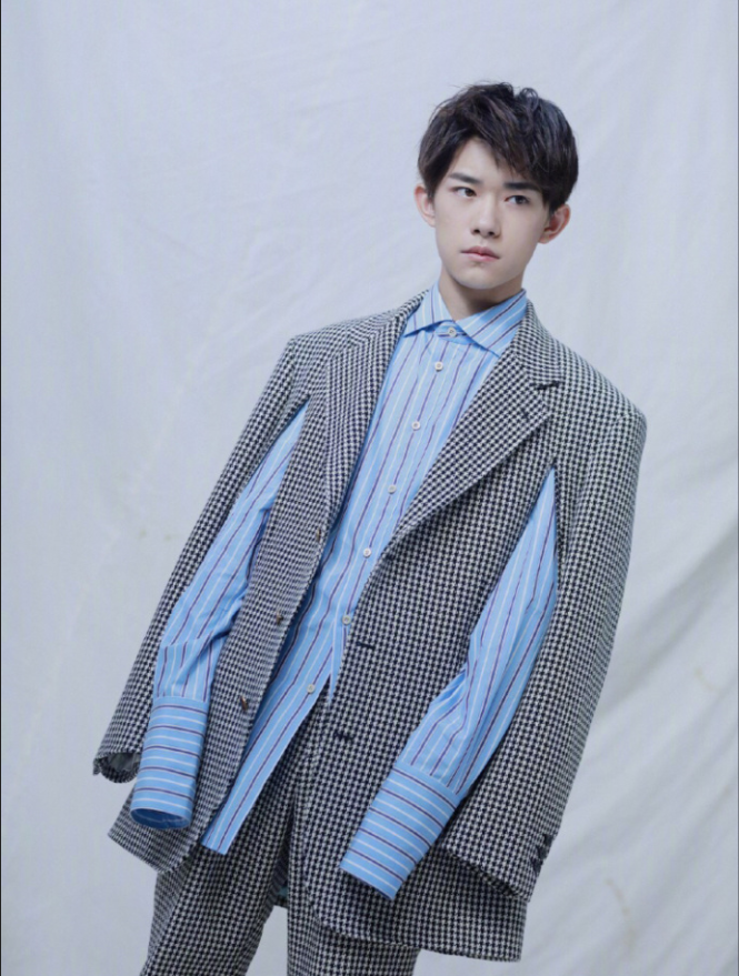 中国男团tfboys成员易烊千玺照片 13