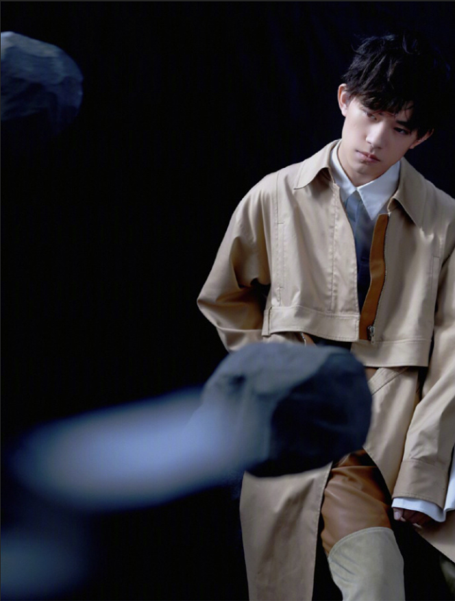 中国男团tfboys成员易烊千玺照片 15