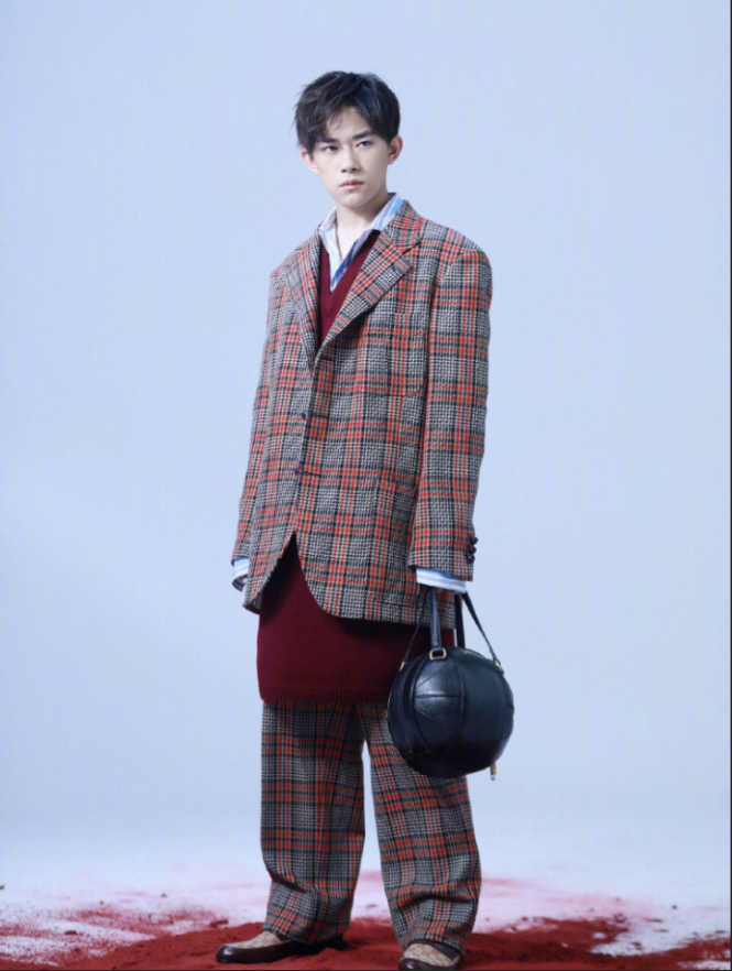 中国男团tfboys成员易烊千玺照片 16