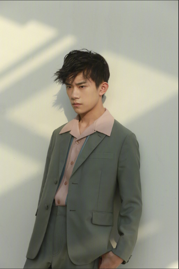 中国男团tfboys成员易烊千玺照片 17