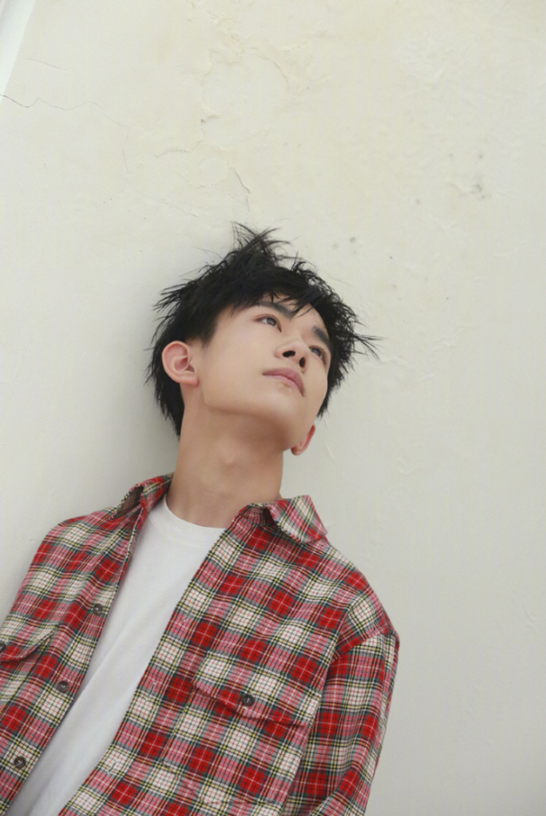 中国男团tfboys成员易烊千玺照片 18
