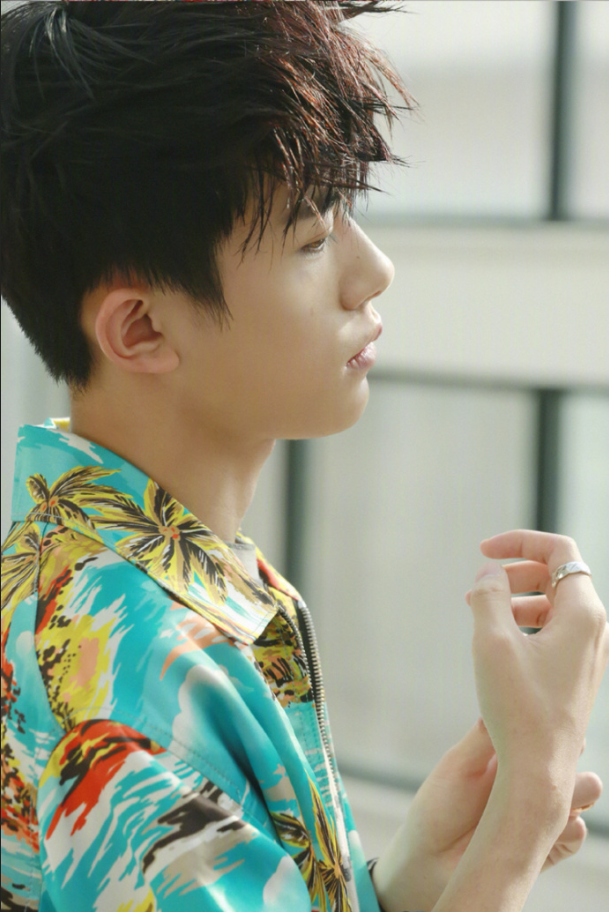 中国男团tfboys成员易烊千玺照片 19