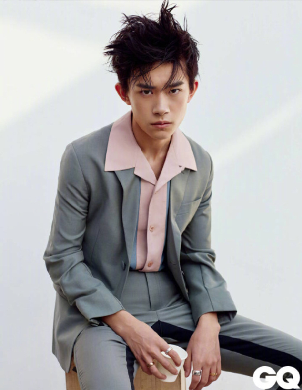 中国男团tfboys成员易烊千玺照片 21