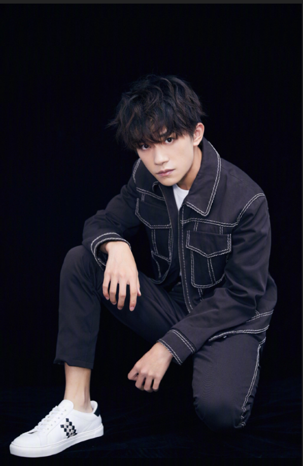 中国男团tfboys成员易烊千玺照片 23