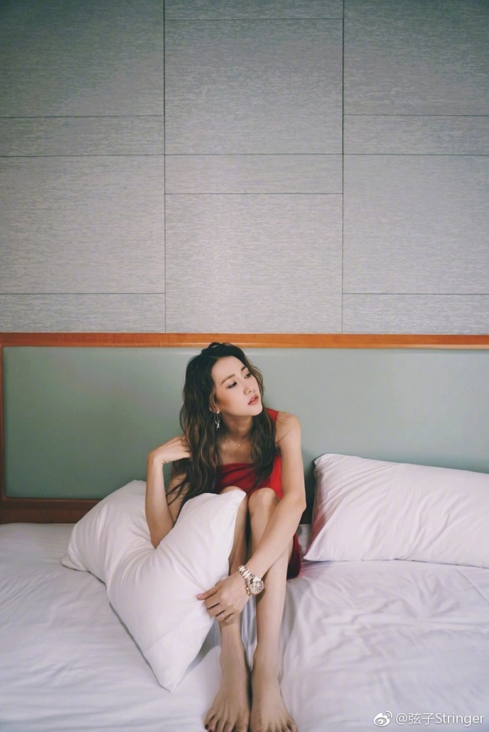 弦子图片_广西美女弦子红色短裙自拍美照秀长腿 4