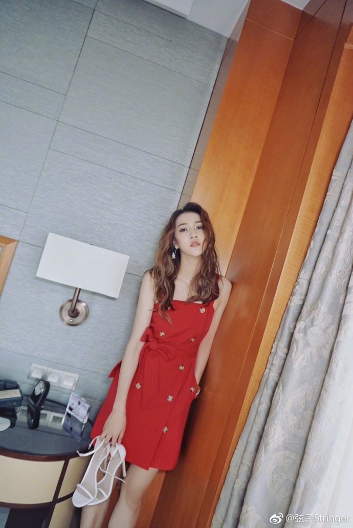 弦子图片_广西美女弦子红色短裙自拍美照秀长腿 6