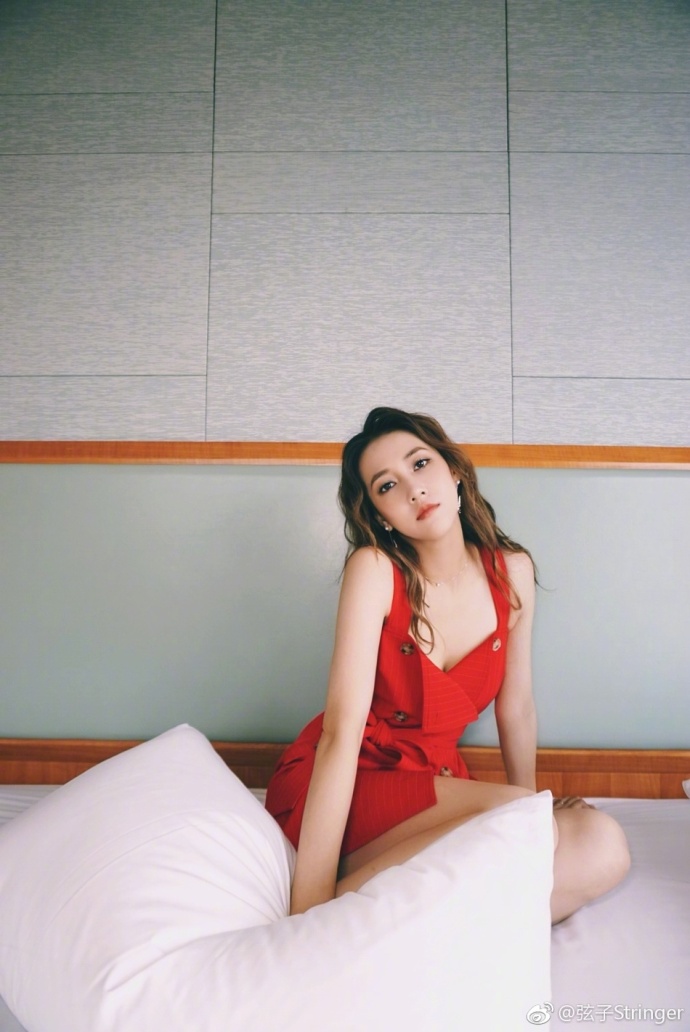 弦子图片_广西美女弦子红色短裙自拍美照秀长腿 8