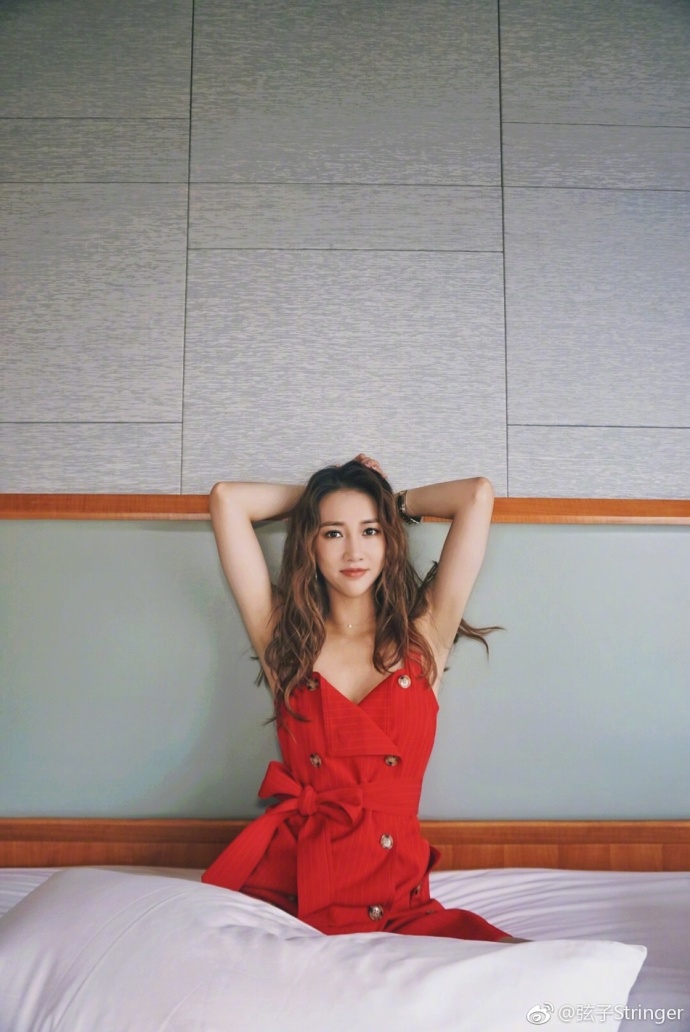 弦子图片_广西美女弦子红色短裙自拍美照秀长腿 9