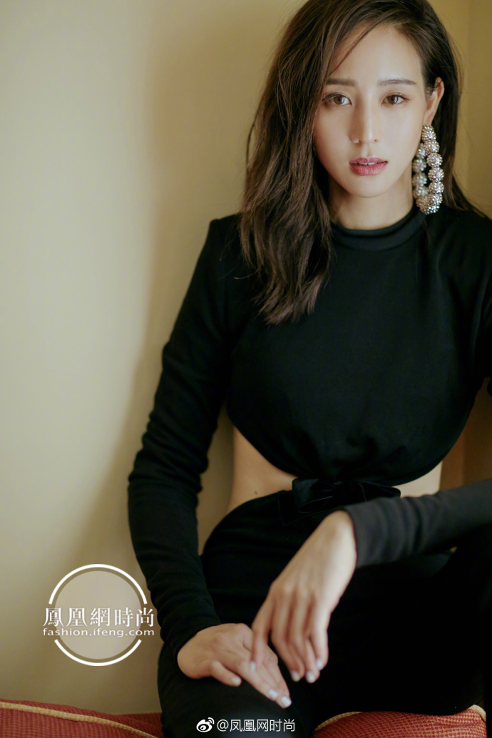 台湾美女明星張鈞甯2019春夏大秀黑色连体裤Loo 3