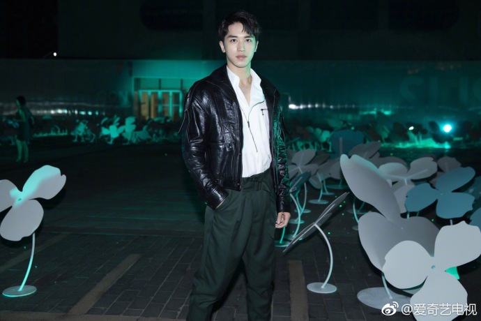 上海男人许魏洲ZZ黑色皮衣搭配绿色复古长裤出席