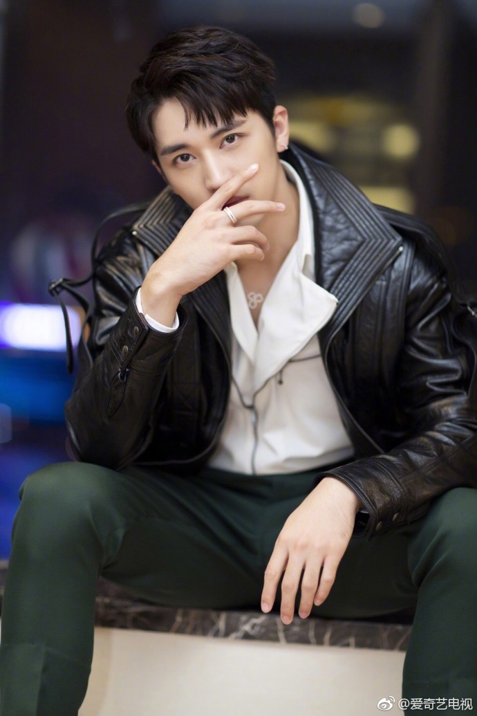 上海男人许魏洲ZZ黑色皮衣搭配绿色复古长裤出席 4