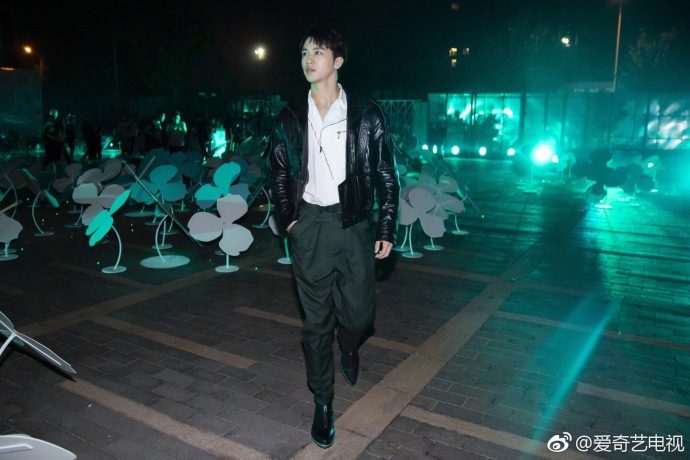 上海男人许魏洲ZZ黑色皮衣搭配绿色复古长裤出席 9