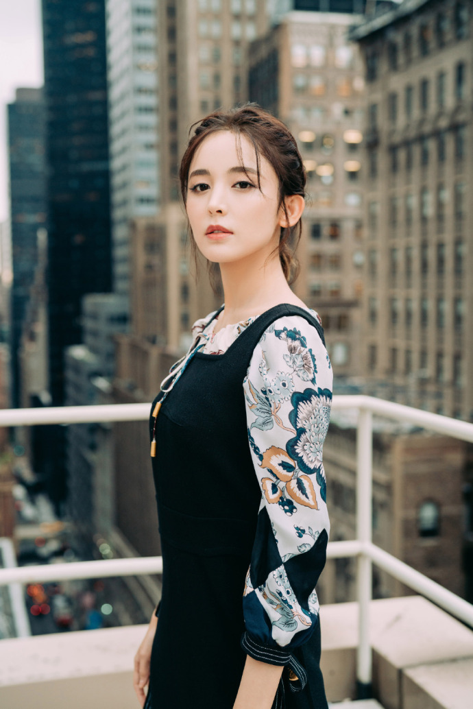古力娜扎图片_新疆维吾尔族美女古力娜扎背带裙 3