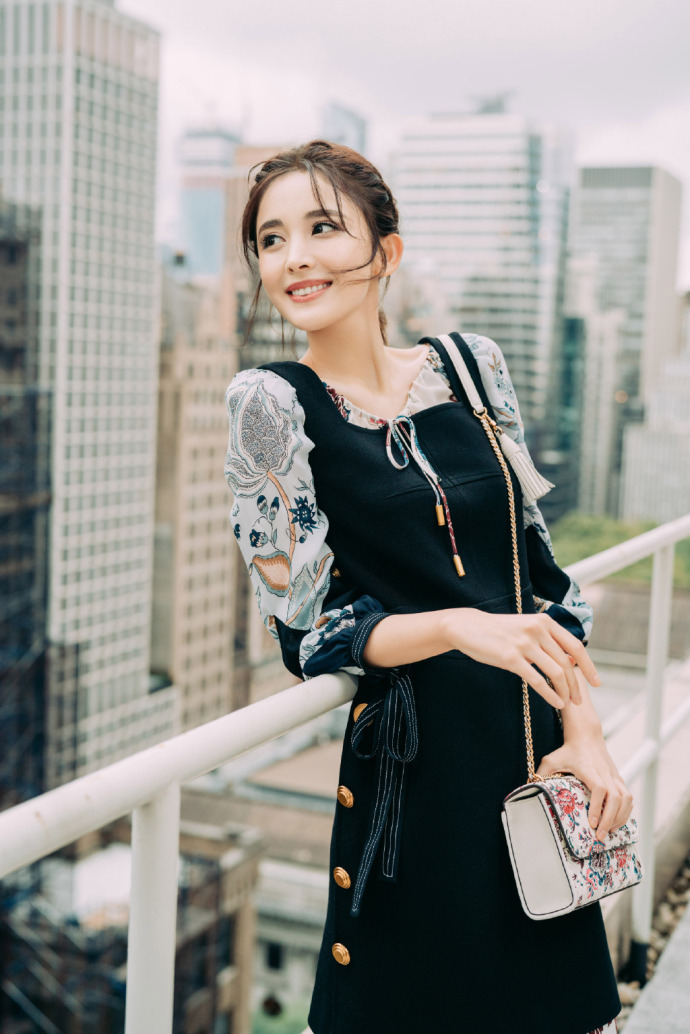 古力娜扎图片_新疆维吾尔族美女古力娜扎背带裙 4