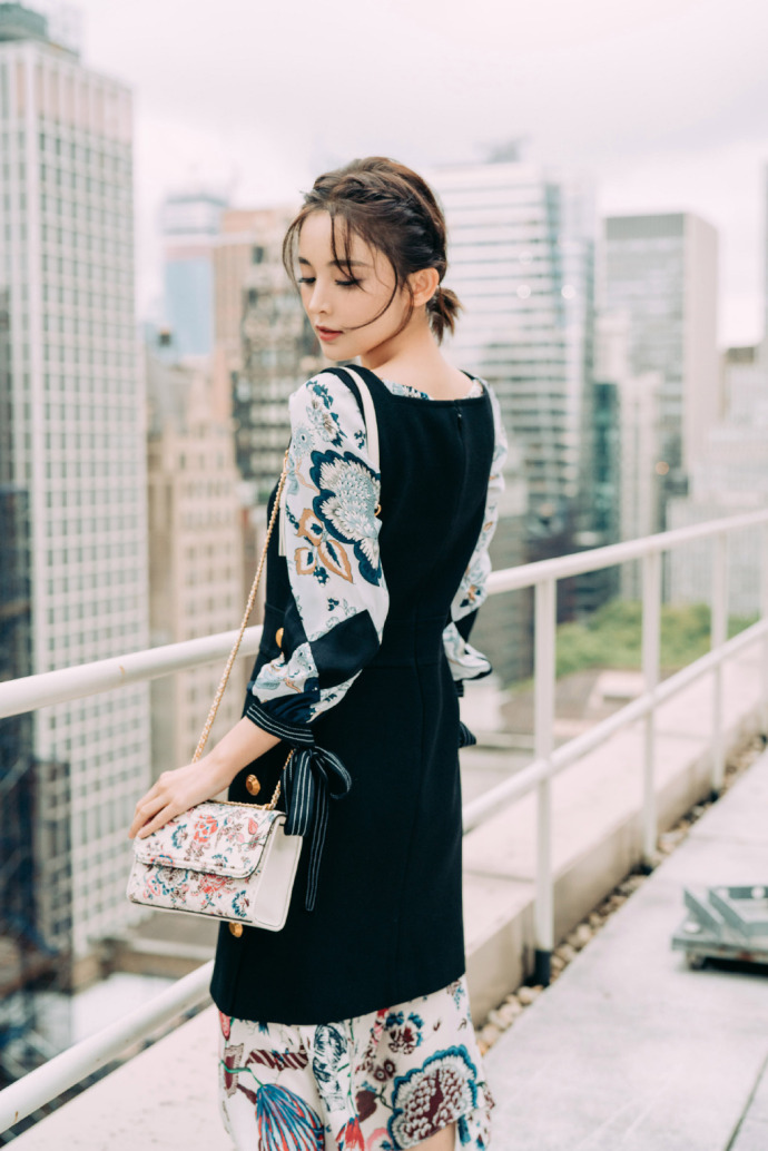 古力娜扎图片_新疆维吾尔族美女古力娜扎背带裙 6