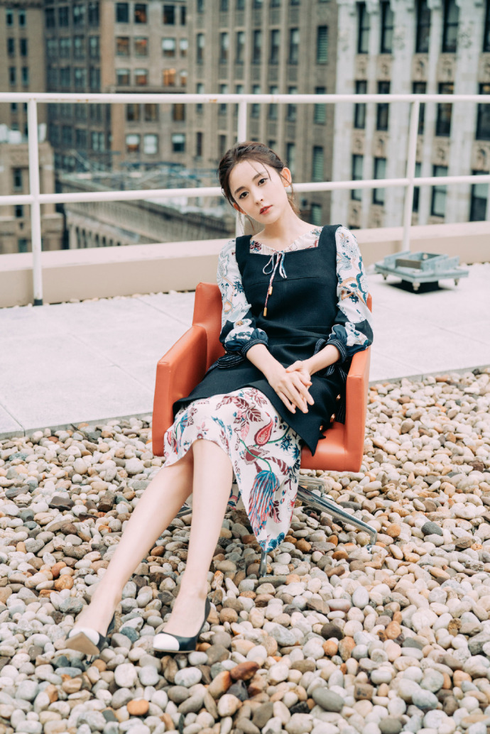 古力娜扎图片_新疆维吾尔族美女古力娜扎背带裙 7