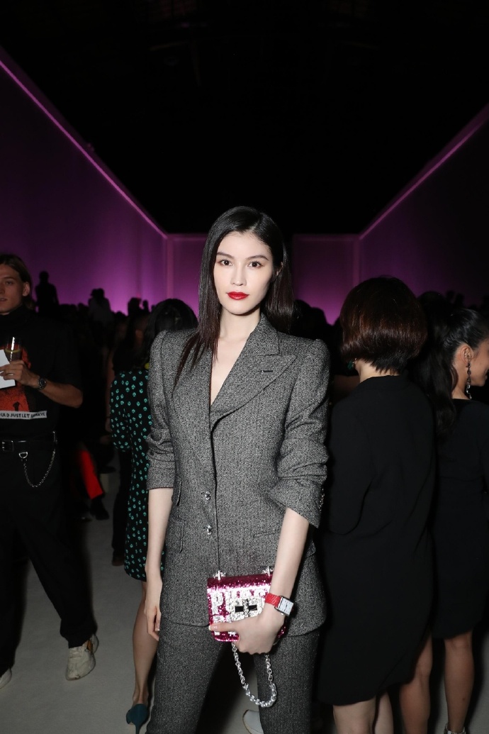 中国超模何穗亮相Tom Ford 2019春夏纽约秀场干练图 2
