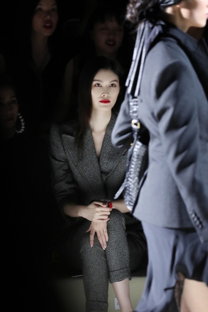 中国超模何穗亮相Tom Ford 2019春夏纽约秀场干练图 4