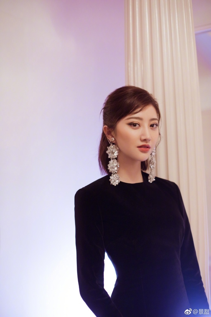景甜图片_大眼美女景甜照片黑色长袖短款丝绒高 6