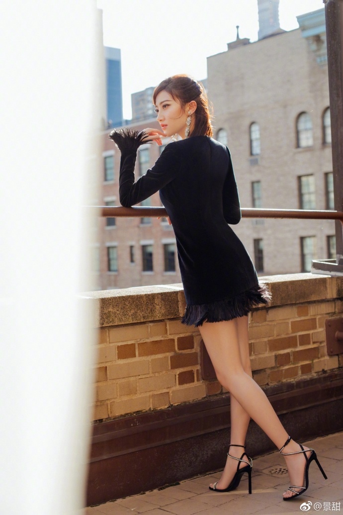 景甜图片_大眼美女景甜照片黑色长袖短款丝绒高 7