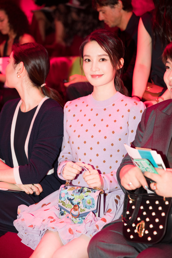 李沁图片_内地女演员李沁亮相Mulberry秋冬2018首尔 3