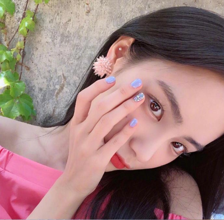 自然发色的中长卷发发型图片,好看的小仙女都这 4
