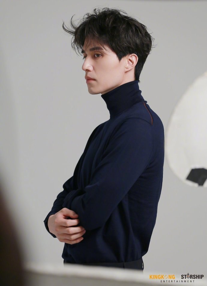 韩国男演员李栋旭《ELLE Korea》逆龄地狱使者侧脸 2