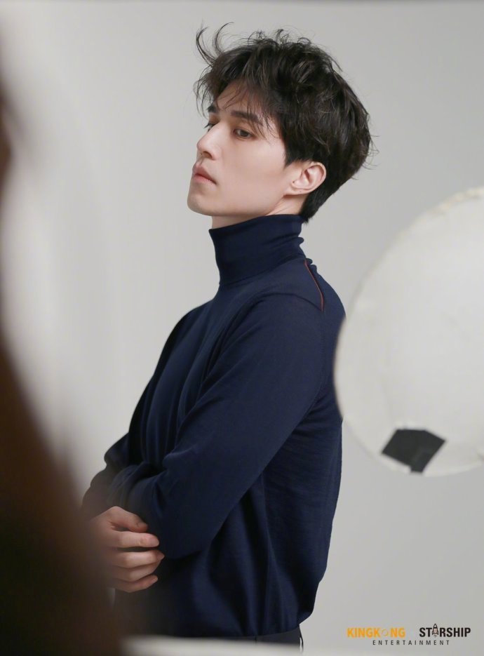 韩国男演员李栋旭《ELLE Korea》逆龄地狱使者侧脸 3