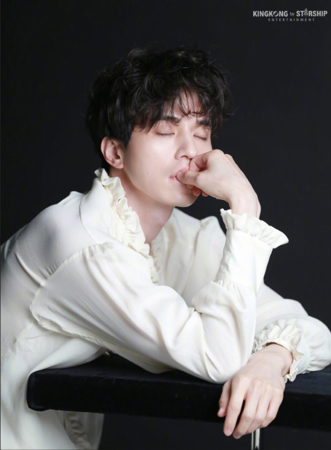 韩国男演员李栋旭《ELLE Korea》逆龄地狱使者侧脸 6