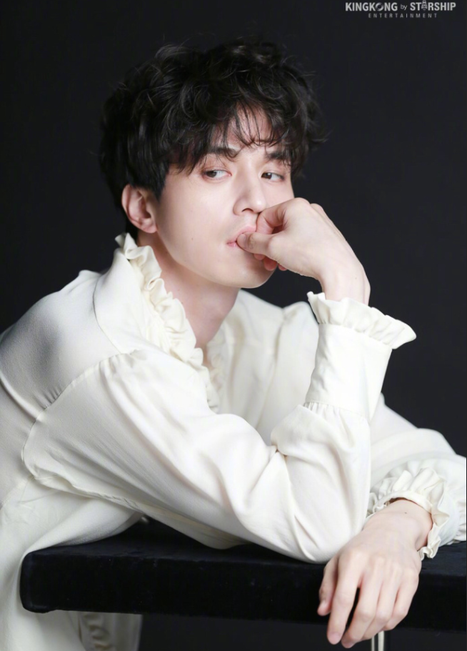 韩国男演员李栋旭《ELLE Korea》逆龄地狱使者侧脸 7