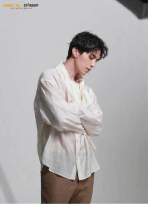 韩国男演员李栋旭《ELLE Korea》逆龄地狱使者侧脸 10