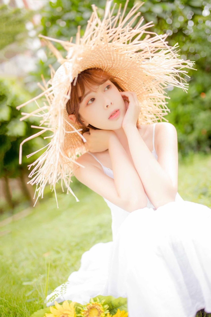 娇嫩美女吊带裙户外清纯写真 2