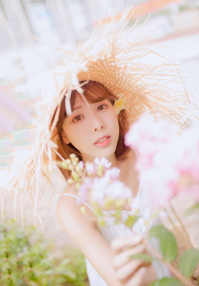 娇嫩美女吊带裙户外清纯写真 4