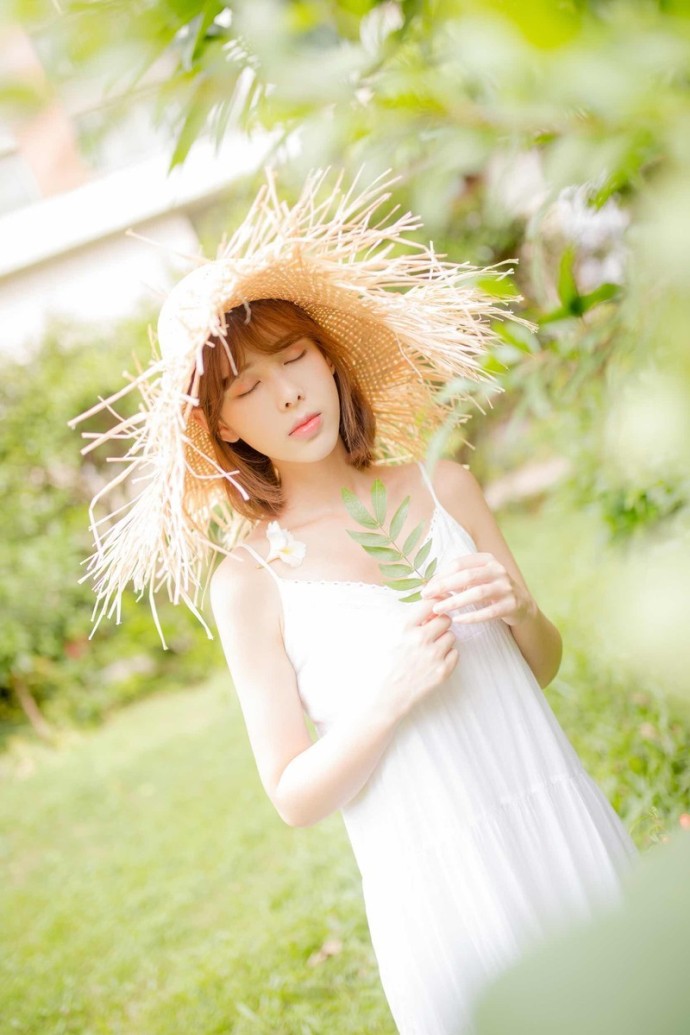 娇嫩美女吊带裙户外清纯写真 5