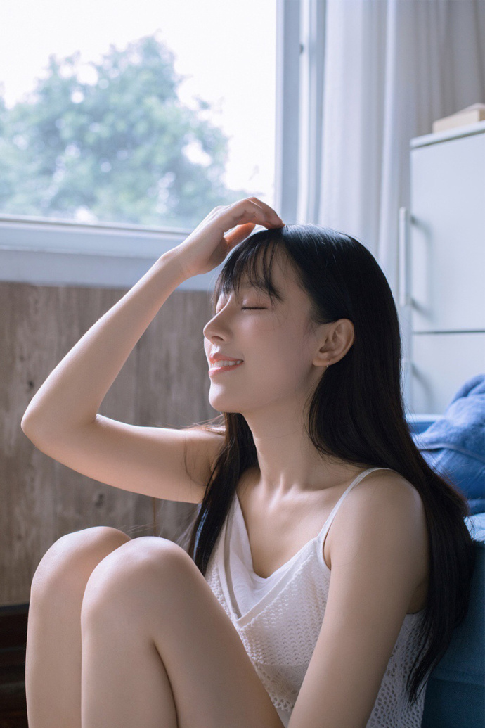 清纯美女性感吊带沙发上唯美写真 2