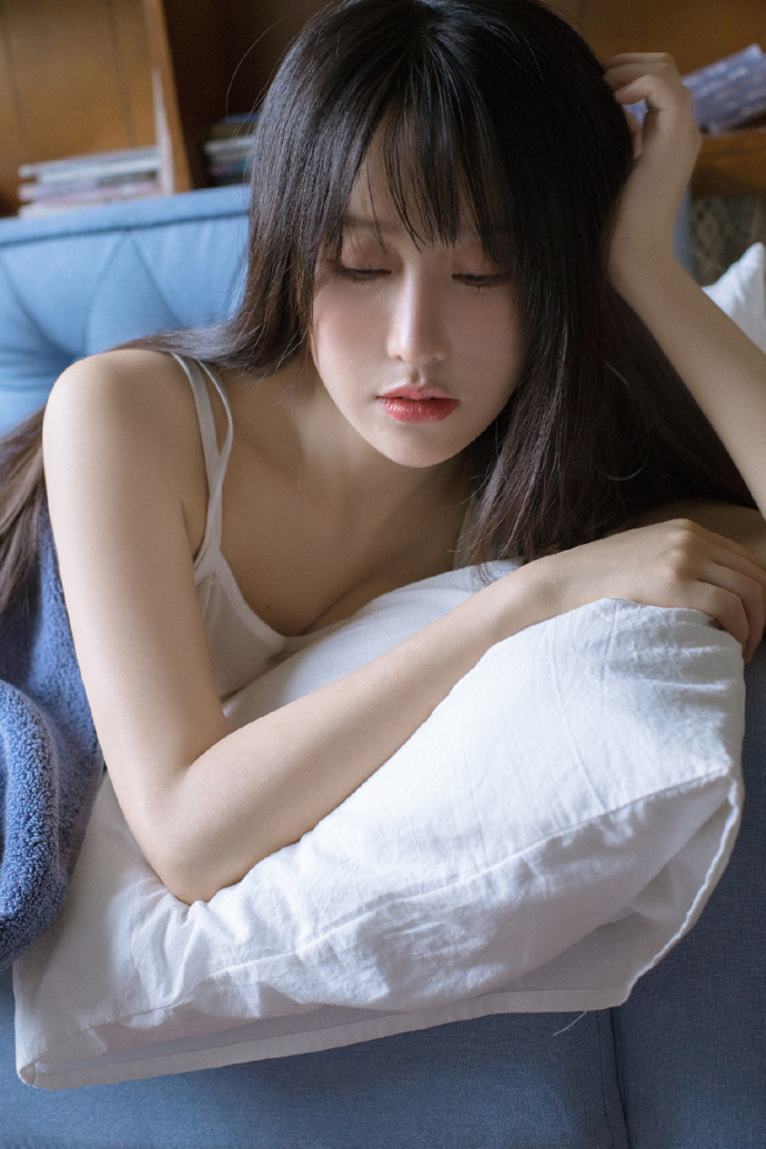 清纯美女性感吊带沙发上唯美写真 3